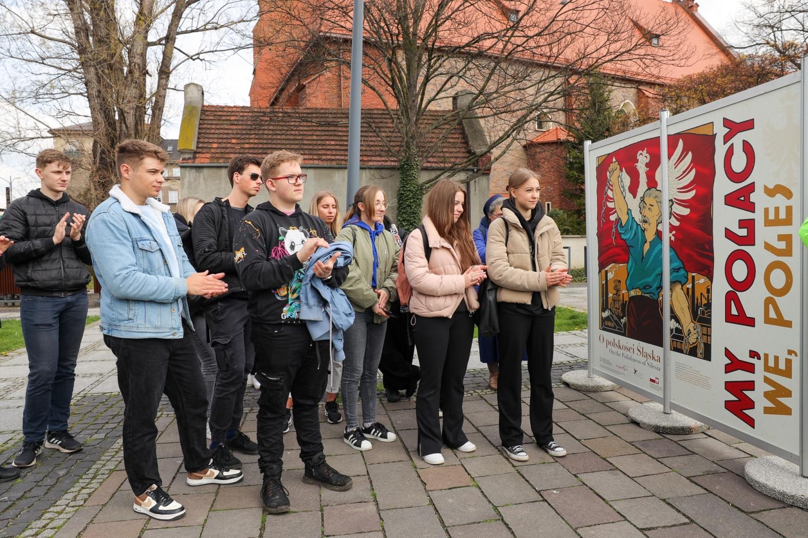 Zdjęcie w galerii na portalu naszraciborz.pl: MY, POLACY! O polskości Śląska. Wystawa na skwerze przy kościele farnym wiadomości z regionu