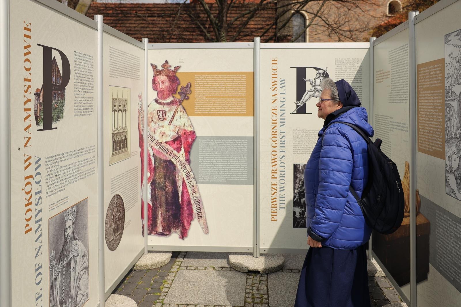 Zdjęcie w galerii na portalu naszraciborz.pl: MY, POLACY! O polskości Śląska. Wystawa na skwerze przy kościele farnym wiadomości z regionu