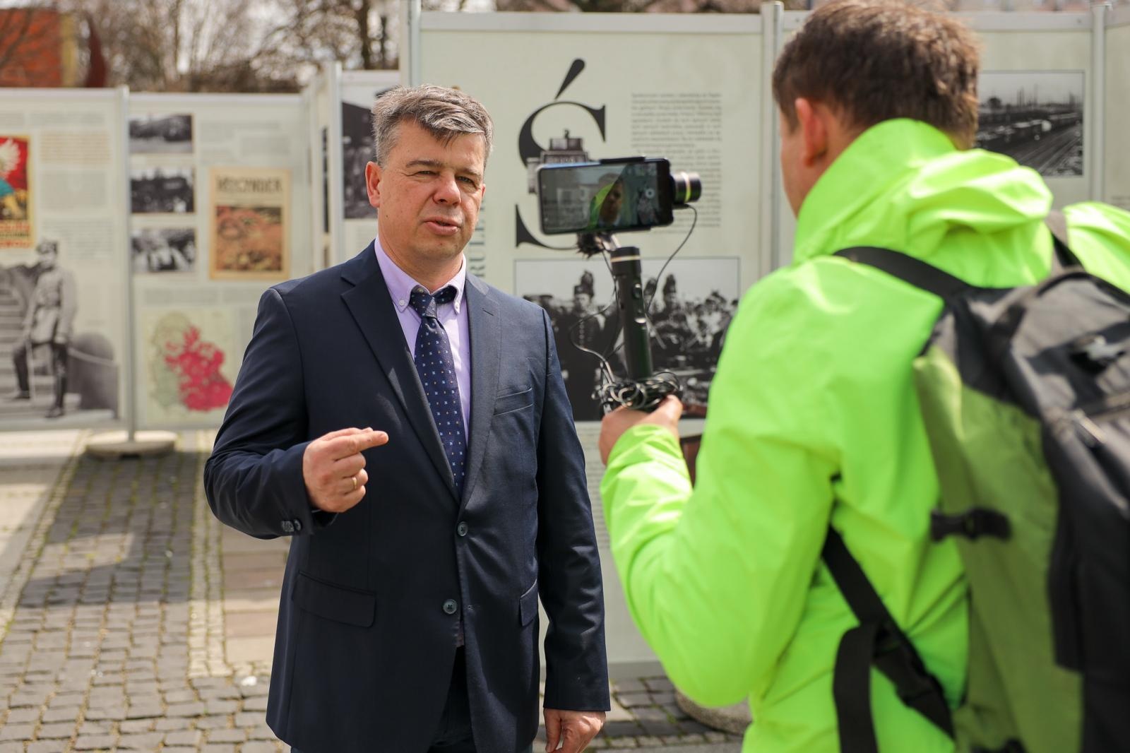 Zdjęcie w galerii na portalu naszraciborz.pl: MY, POLACY! O polskości Śląska. Wystawa na skwerze przy kościele farnym wiadomości z regionu