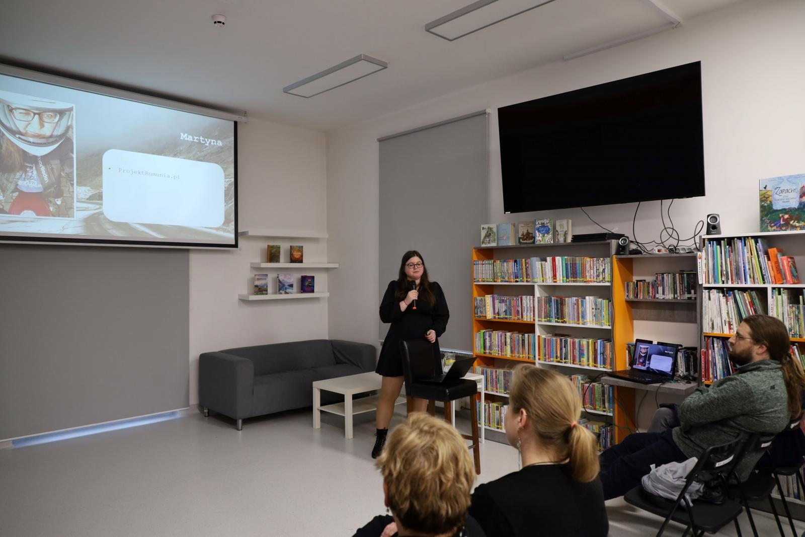 Zdjęcie w galerii na portalu naszraciborz.pl: Jadę do Rumunii. Spotkanie w bibliotece wiadomości z regionu