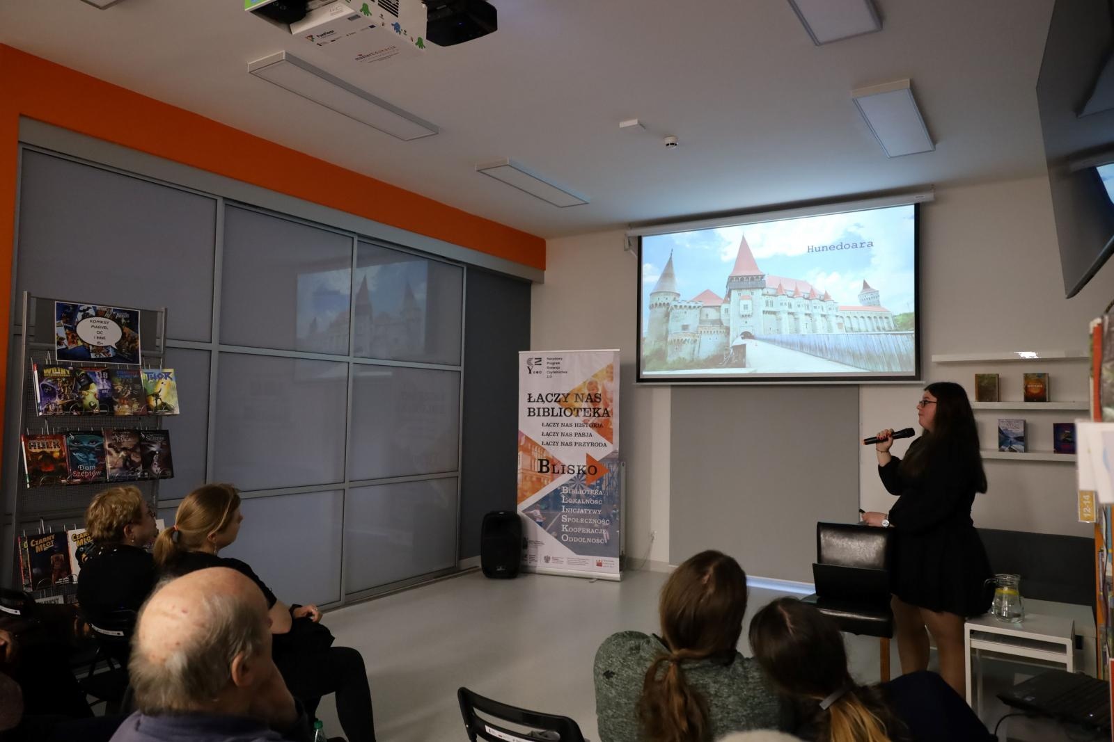 Zdjęcie w galerii na portalu naszraciborz.pl: Jadę do Rumunii. Spotkanie w bibliotece wiadomości z regionu