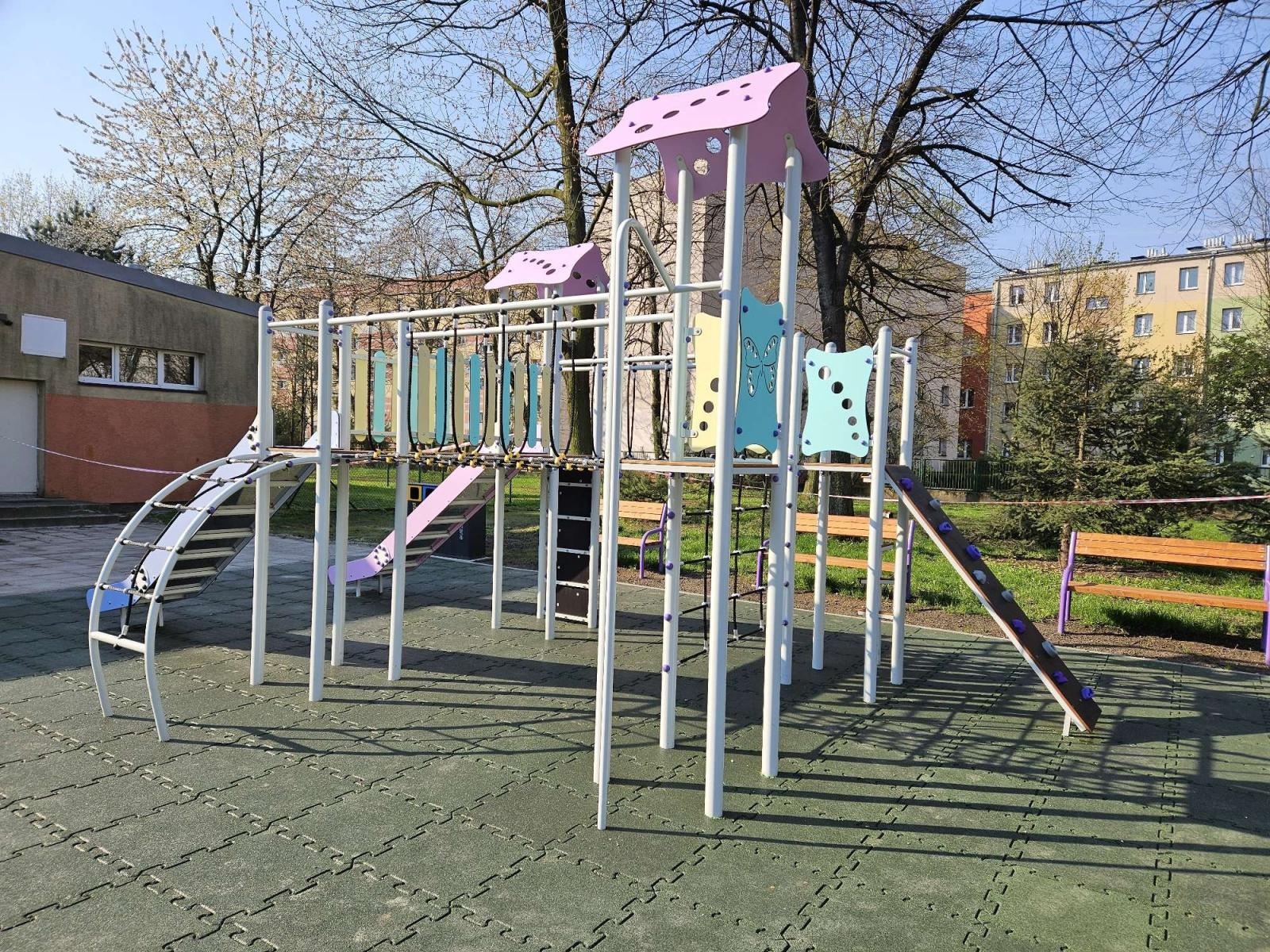 Zdjęcie w galerii na portalu naszraciborz.pl: Nowy plac zabaw przy SP 4 już otwarty wiadomości z regionu