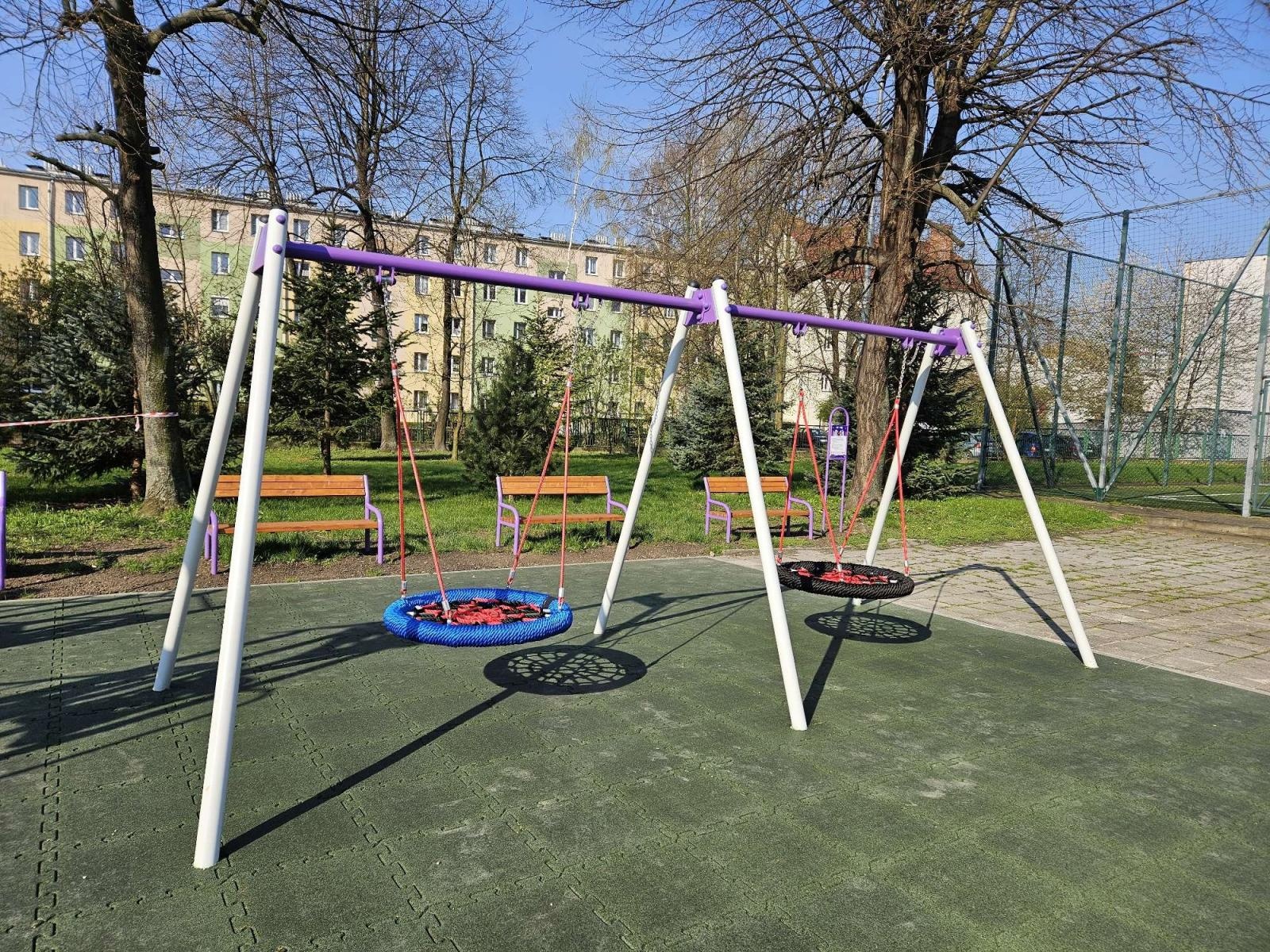 Zdjęcie w galerii na portalu naszraciborz.pl: Nowy plac zabaw przy SP 4 już otwarty wiadomości z regionu