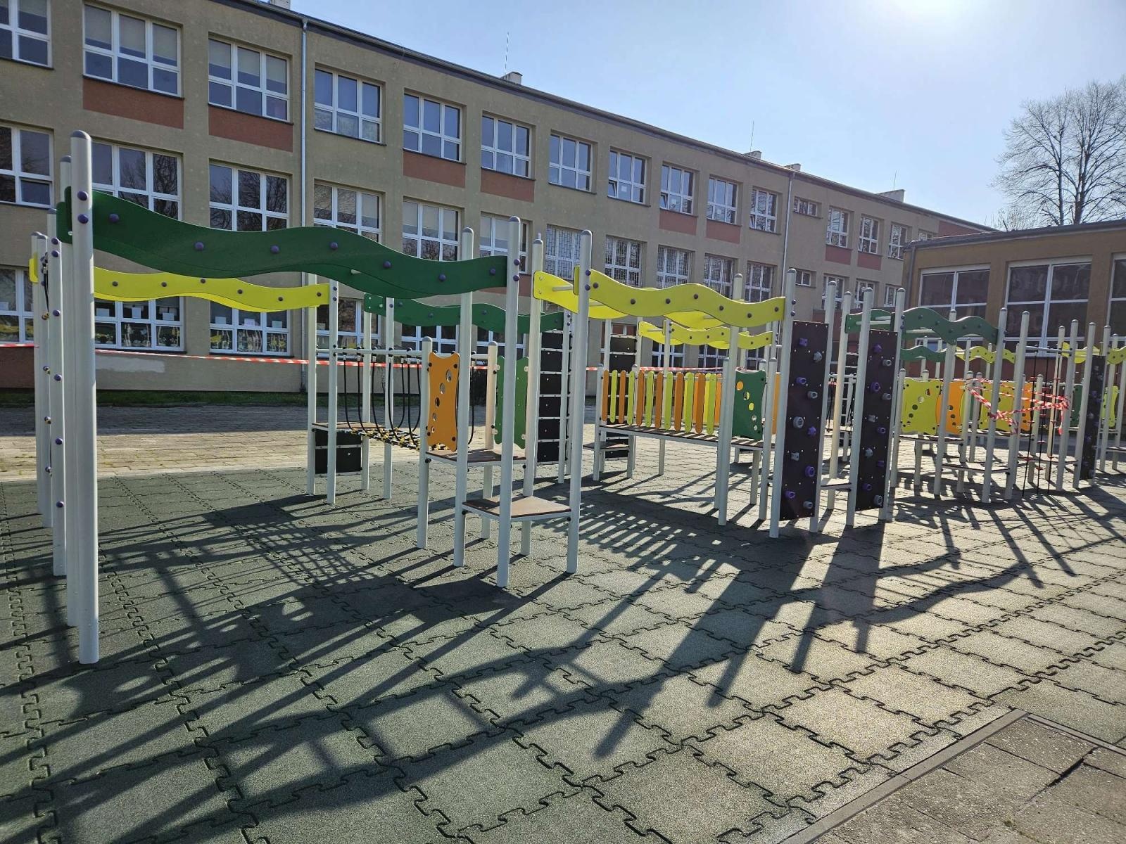 Zdjęcie w galerii na portalu naszraciborz.pl: Nowy plac zabaw przy SP 4 już otwarty wiadomości z regionu