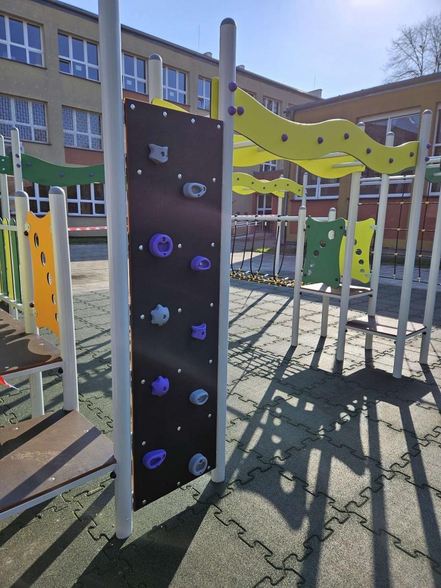 Zdjęcie w galerii na portalu naszraciborz.pl: Nowy plac zabaw przy SP 4 już otwarty wiadomości z regionu