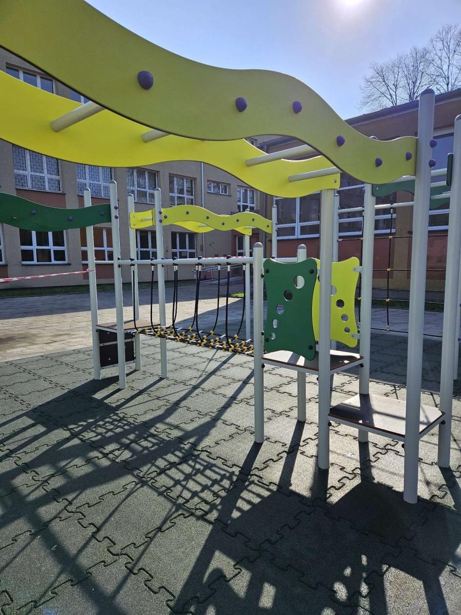 Zdjęcie w galerii na portalu naszraciborz.pl: Nowy plac zabaw przy SP 4 już otwarty wiadomości z regionu