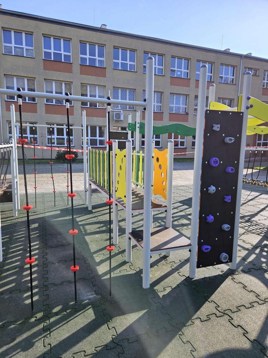 Zdjęcie w galerii na portalu naszraciborz.pl: Nowy plac zabaw przy SP 4 już otwarty wiadomości z regionu