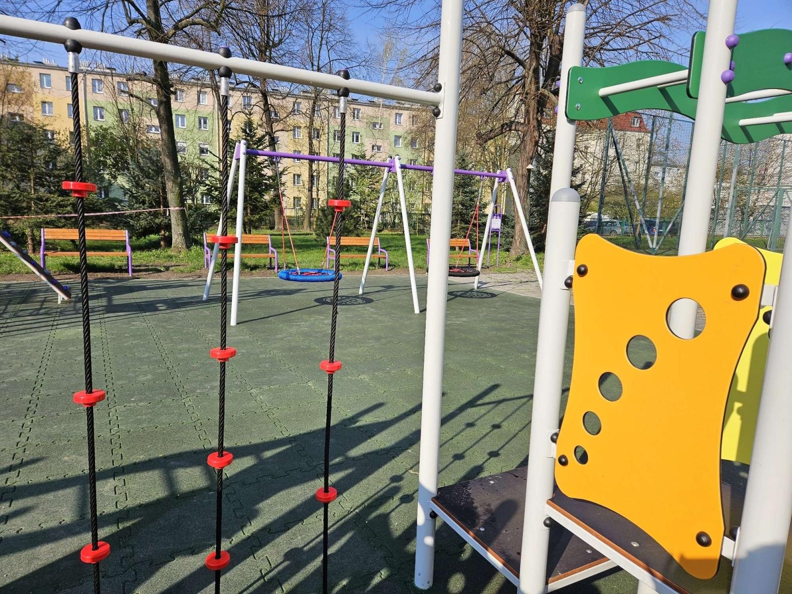 Zdjęcie w galerii na portalu naszraciborz.pl: Nowy plac zabaw przy SP 4 już otwarty wiadomości z regionu