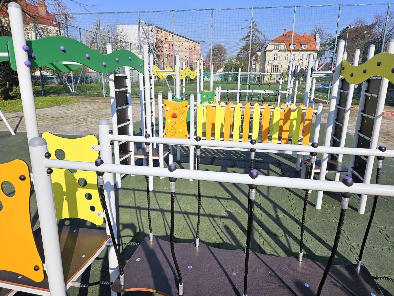 Zdjęcie w galerii na portalu naszraciborz.pl: Nowy plac zabaw przy SP 4 już otwarty wiadomości z regionu