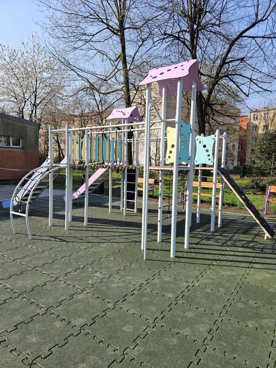 Zdjęcie w galerii na portalu naszraciborz.pl: Nowy plac zabaw przy SP 4 już otwarty wiadomości z regionu