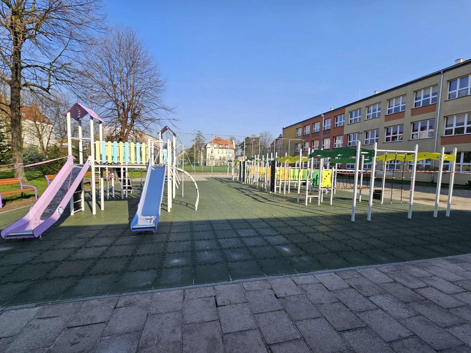 Zdjęcie w galerii na portalu naszraciborz.pl: Nowy plac zabaw przy SP 4 już otwarty wiadomości z regionu