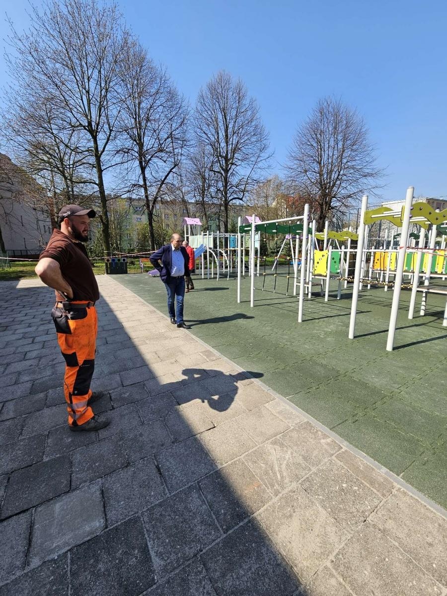 Zdjęcie w galerii na portalu naszraciborz.pl: Nowy plac zabaw przy SP 4 już otwarty wiadomości z regionu