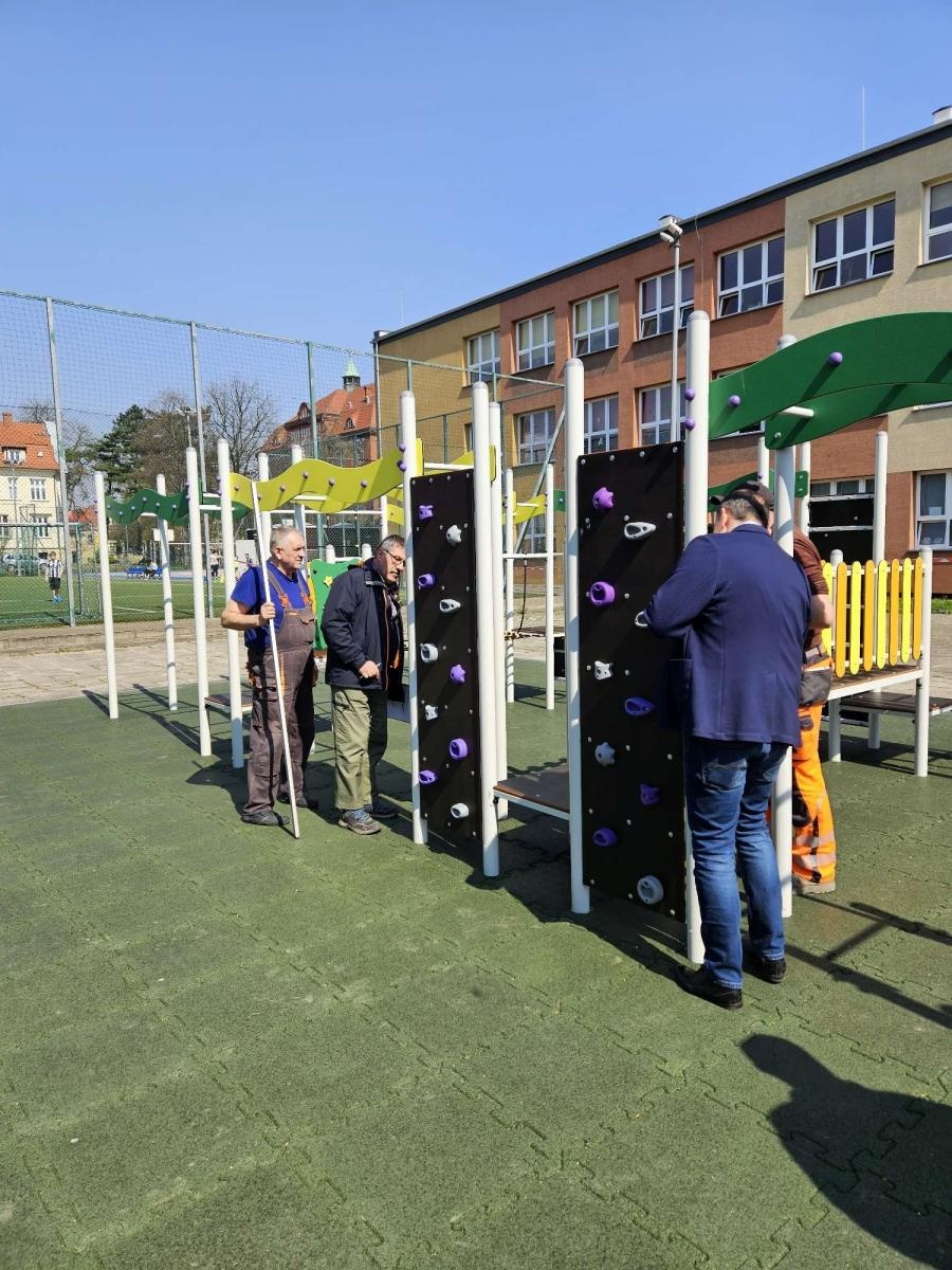Zdjęcie w galerii na portalu naszraciborz.pl: Nowy plac zabaw przy SP 4 już otwarty wiadomości z regionu