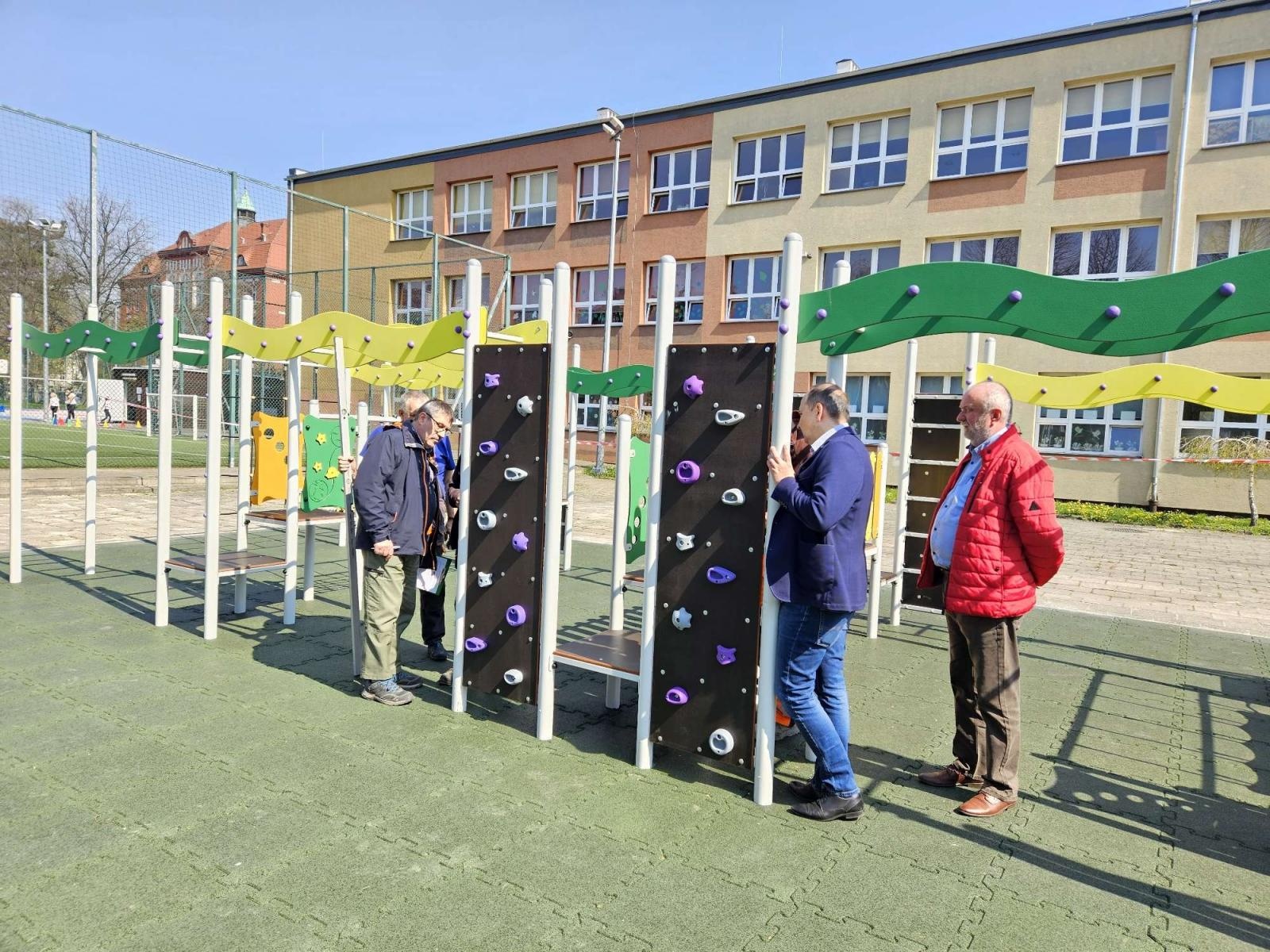 Zdjęcie w galerii na portalu naszraciborz.pl: Nowy plac zabaw przy SP 4 już otwarty wiadomości z regionu