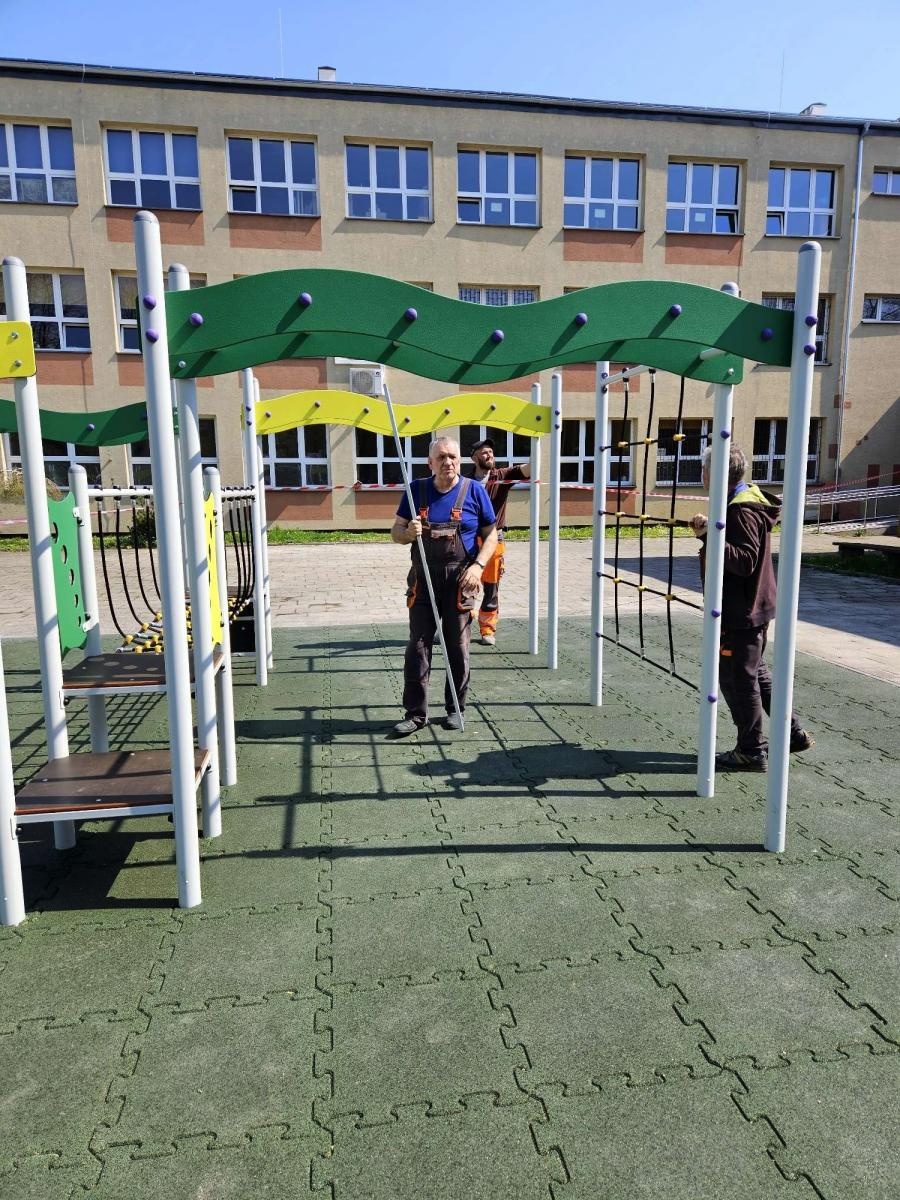 Zdjęcie w galerii na portalu naszraciborz.pl: Nowy plac zabaw przy SP 4 już otwarty wiadomości z regionu