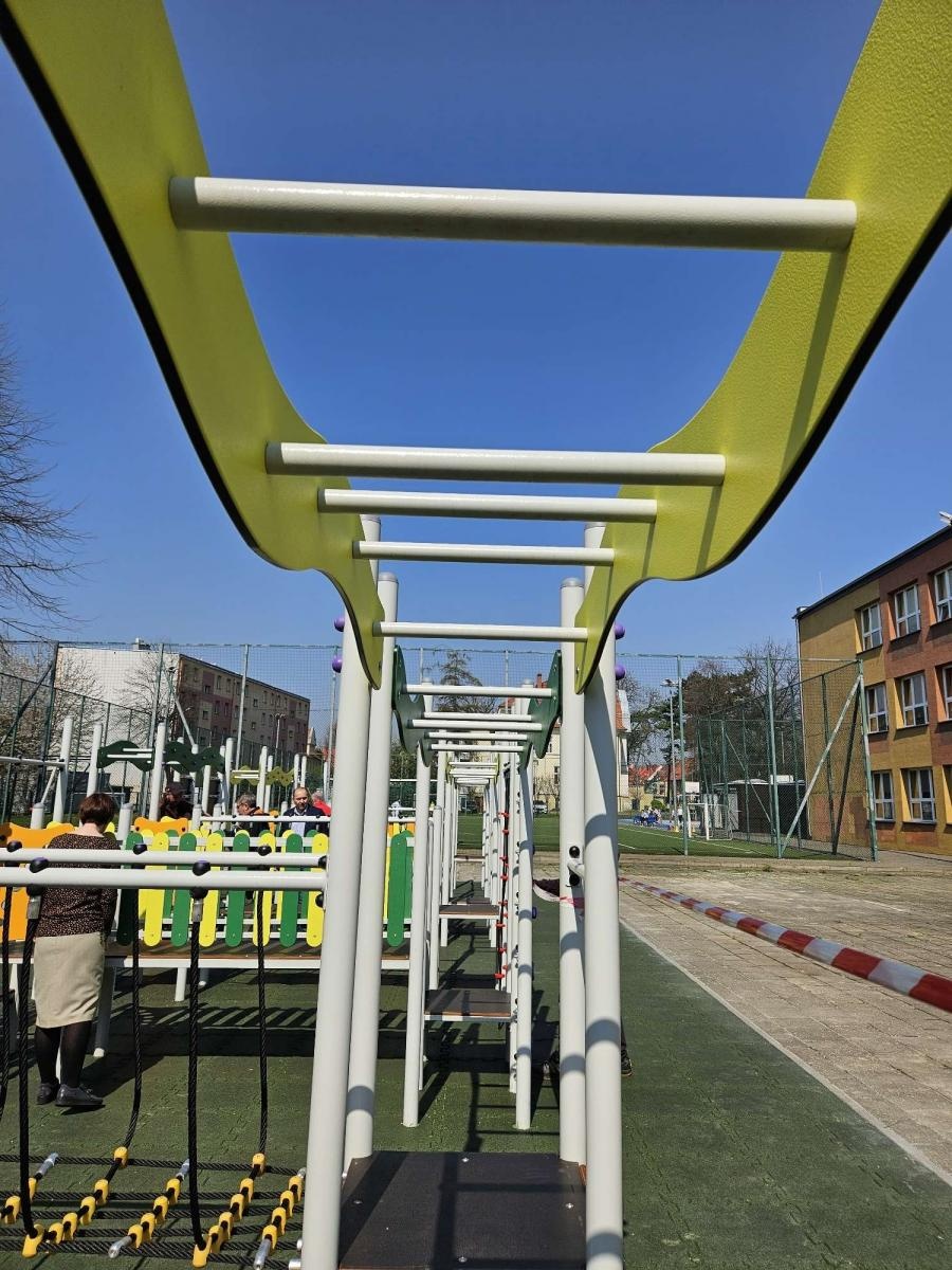 Zdjęcie w galerii na portalu naszraciborz.pl: Nowy plac zabaw przy SP 4 już otwarty wiadomości z regionu