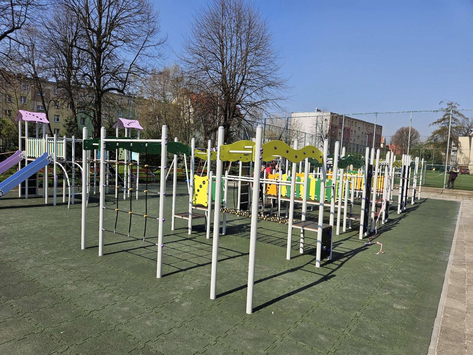 Zdjęcie w galerii na portalu naszraciborz.pl: Nowy plac zabaw przy SP 4 już otwarty wiadomości z regionu