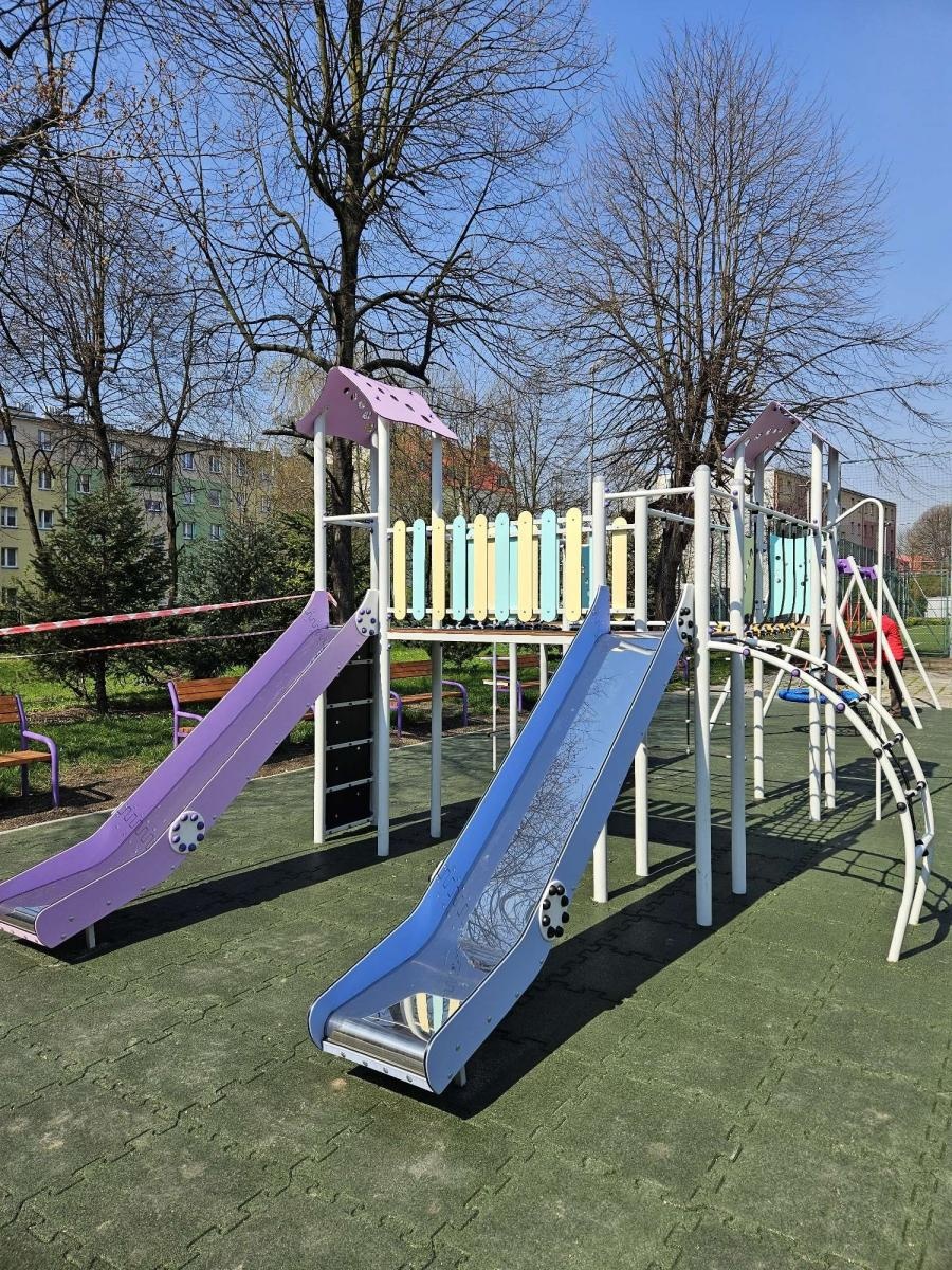 Zdjęcie w galerii na portalu naszraciborz.pl: Nowy plac zabaw przy SP 4 już otwarty wiadomości z regionu