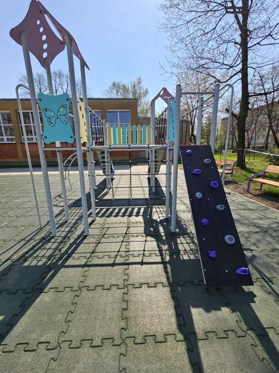Zdjęcie w galerii na portalu naszraciborz.pl: Nowy plac zabaw przy SP 4 już otwarty wiadomości z regionu