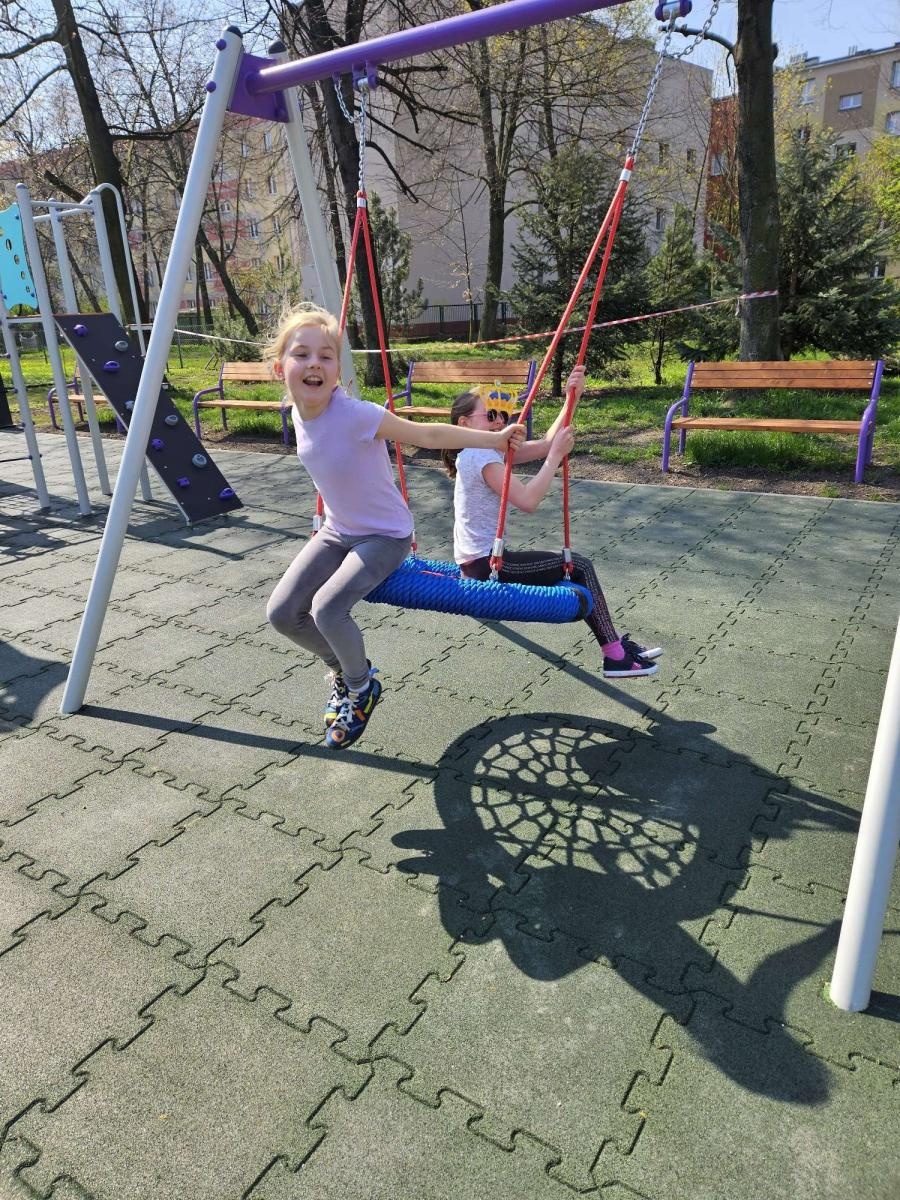 Zdjęcie w galerii na portalu naszraciborz.pl: Nowy plac zabaw przy SP 4 już otwarty wiadomości z regionu