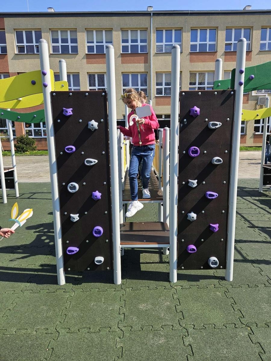 Zdjęcie w galerii na portalu naszraciborz.pl: Nowy plac zabaw przy SP 4 już otwarty wiadomości z regionu
