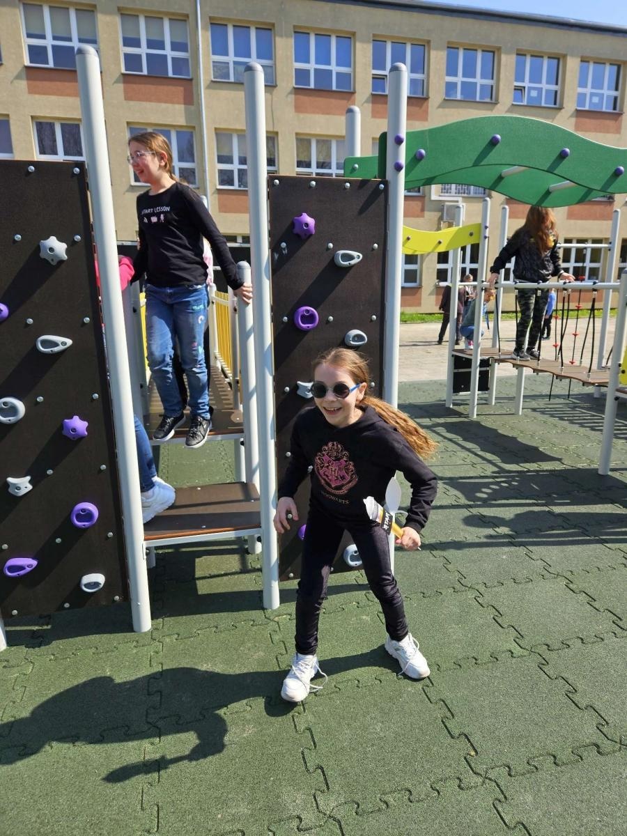 Zdjęcie w galerii na portalu naszraciborz.pl: Nowy plac zabaw przy SP 4 już otwarty wiadomości z regionu