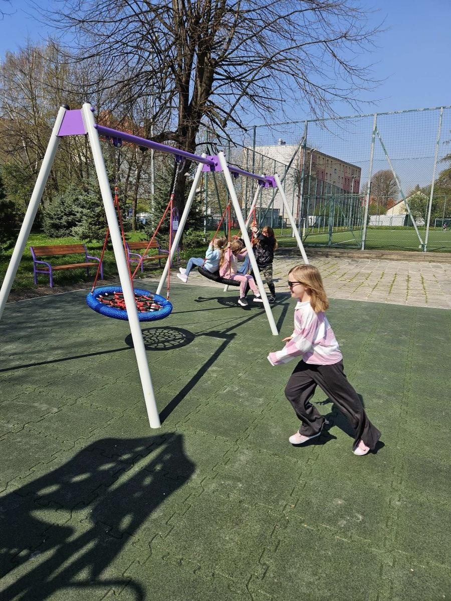 Zdjęcie w galerii na portalu naszraciborz.pl: Nowy plac zabaw przy SP 4 już otwarty wiadomości z regionu