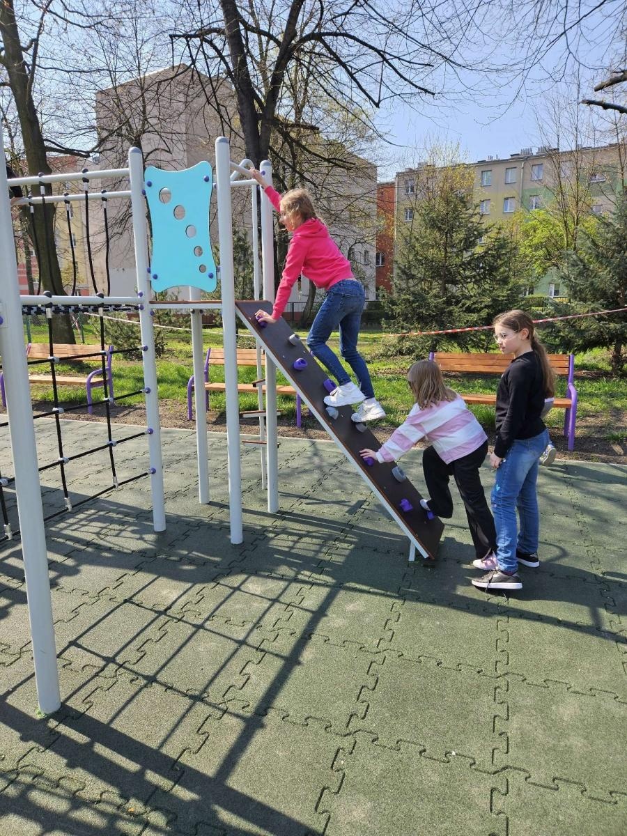 Zdjęcie w galerii na portalu naszraciborz.pl: Nowy plac zabaw przy SP 4 już otwarty wiadomości z regionu