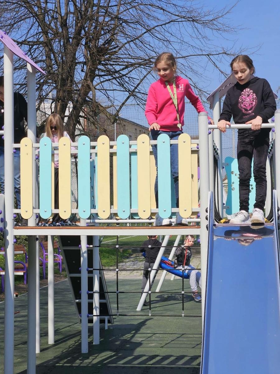 Zdjęcie w galerii na portalu naszraciborz.pl: Nowy plac zabaw przy SP 4 już otwarty wiadomości z regionu