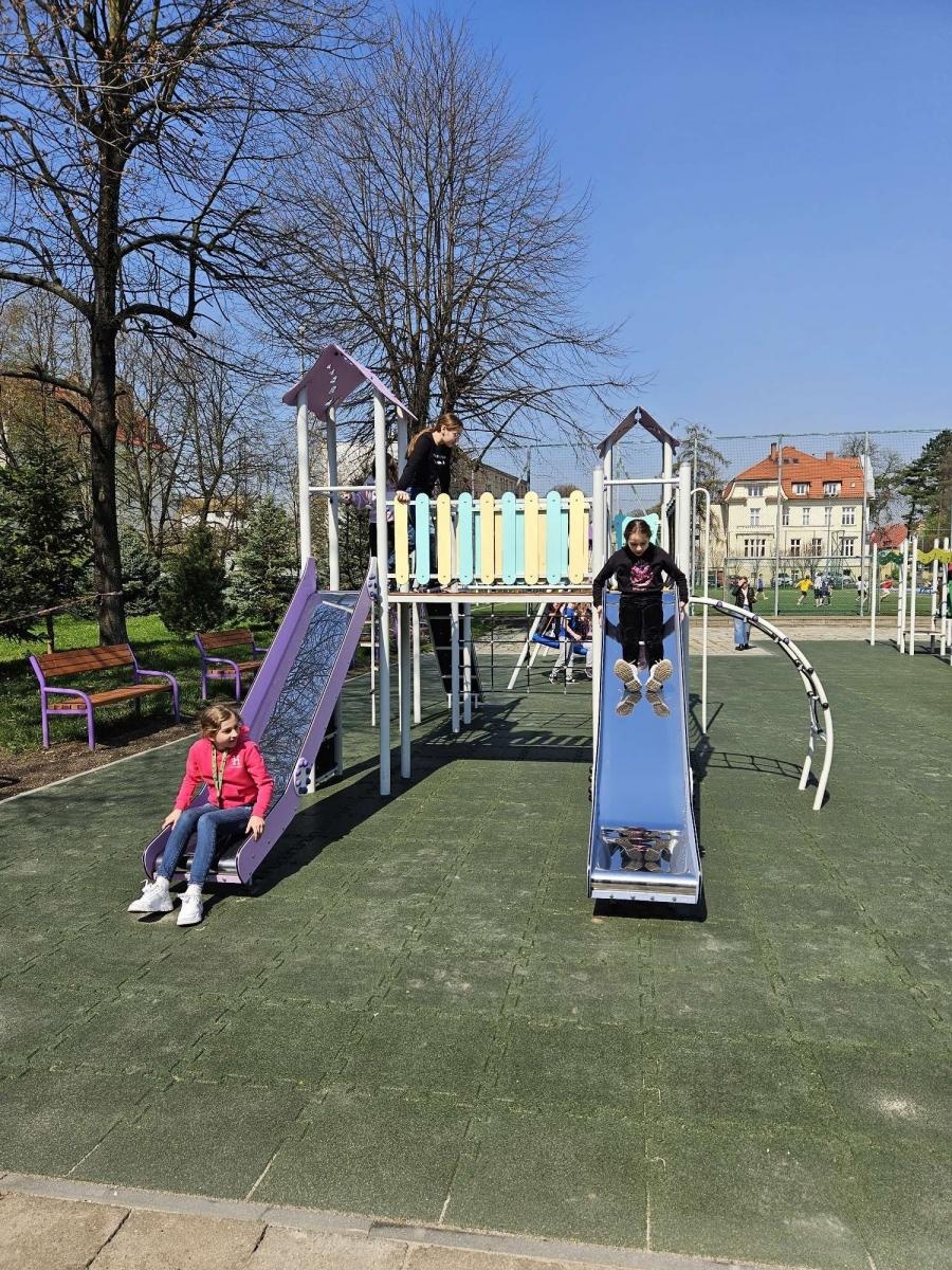 Zdjęcie w galerii na portalu naszraciborz.pl: Nowy plac zabaw przy SP 4 już otwarty wiadomości z regionu
