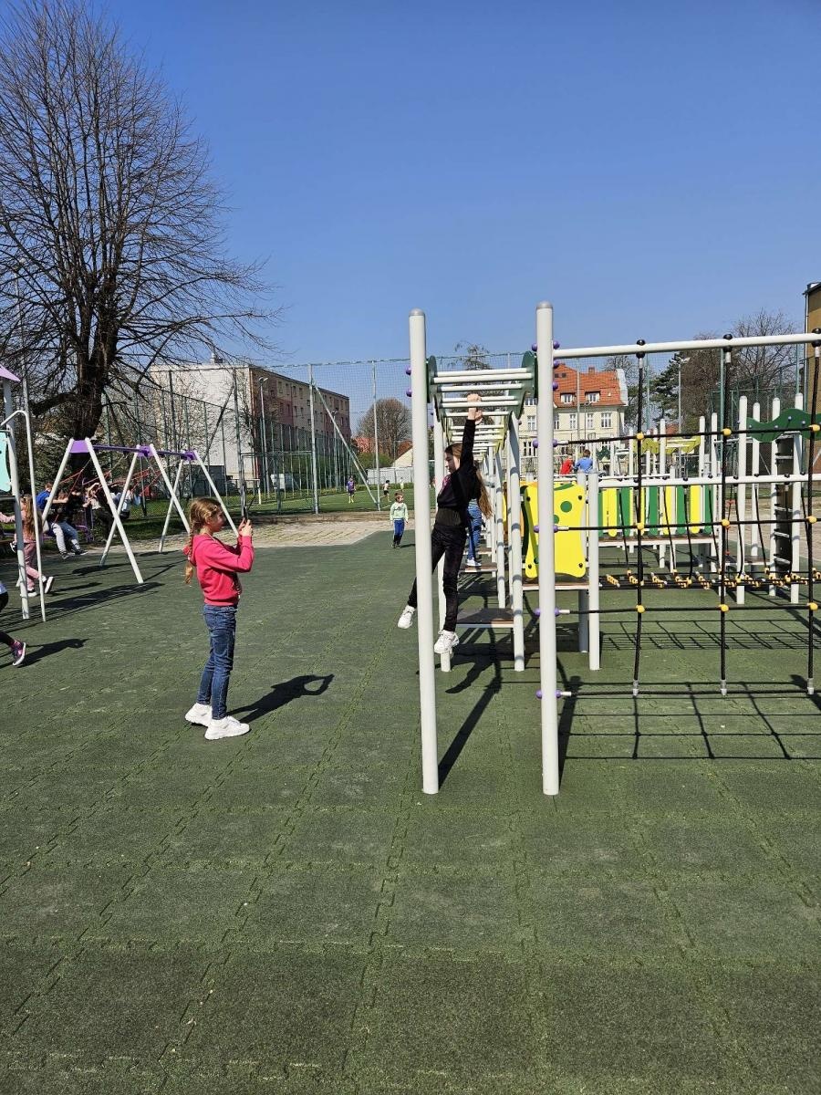 Zdjęcie w galerii na portalu naszraciborz.pl: Nowy plac zabaw przy SP 4 już otwarty wiadomości z regionu