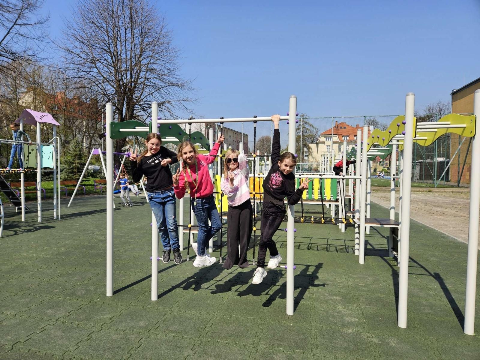 Zdjęcie w galerii na portalu naszraciborz.pl: Nowy plac zabaw przy SP 4 już otwarty wiadomości z regionu