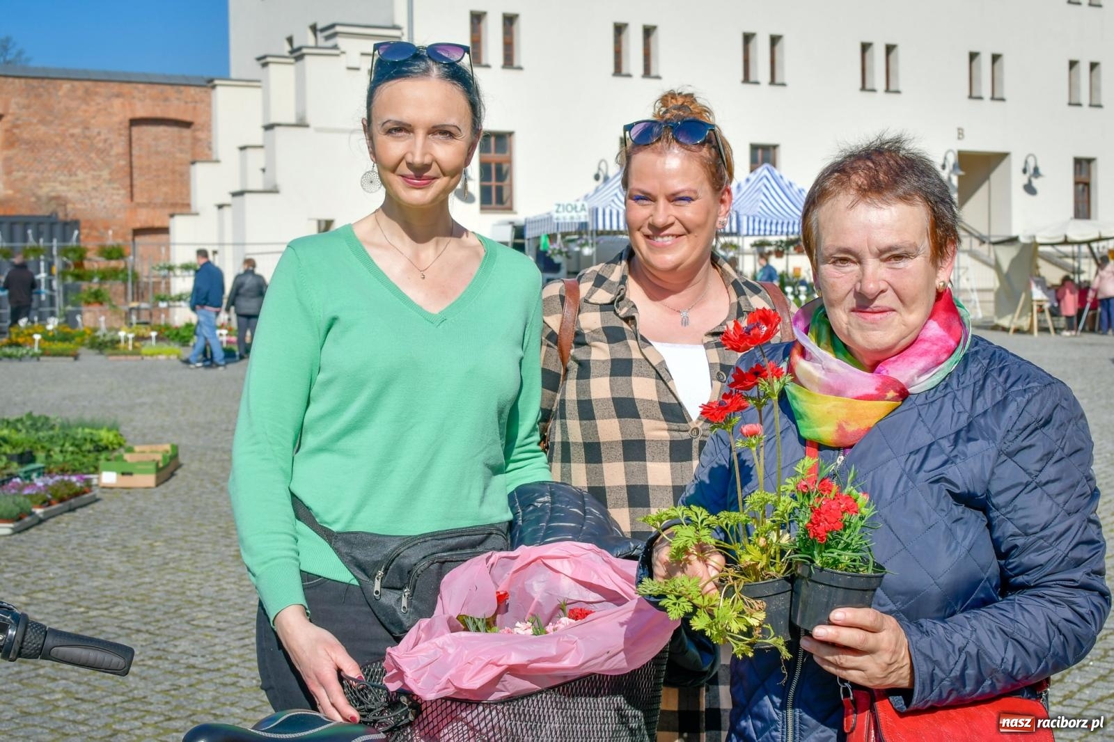 Zdjęcie w galerii na portalu naszraciborz.pl: Zamkowy dziedziniec tonie w kwiatach [FOTO i WIDEO] wiadomości z regionu