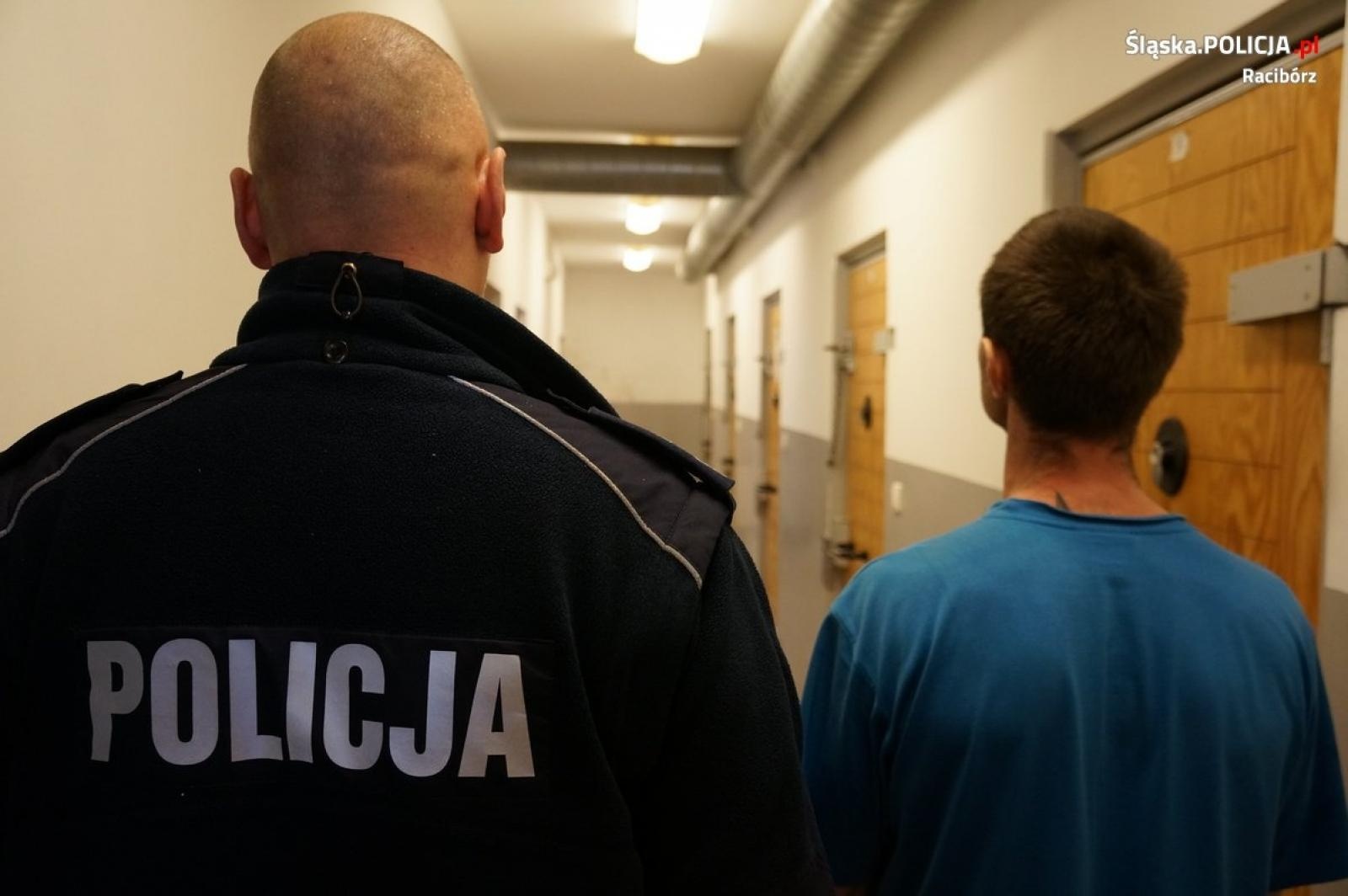 Zdjęcie w galerii na portalu naszraciborz.pl: Wysłali kilogram narkotyków kurierem. Przy paczkomacie czekała już policja wiadomości z regionu