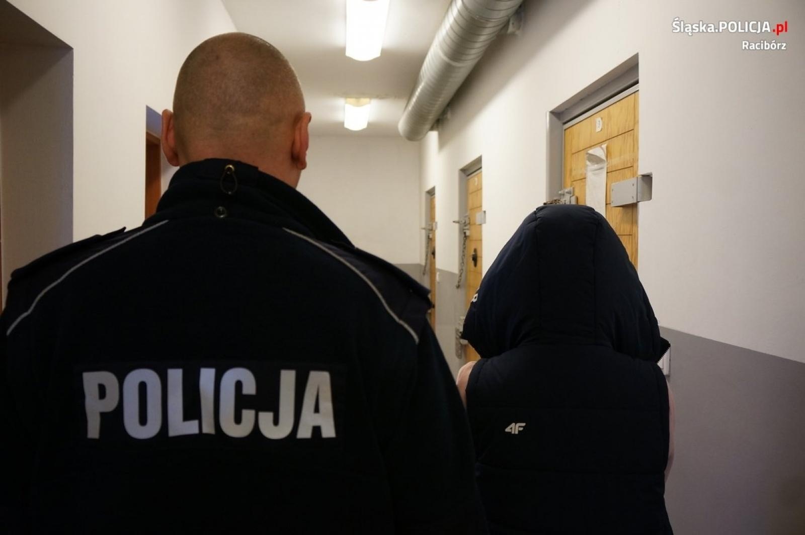 Zdjęcie w galerii na portalu naszraciborz.pl: Wysłali kilogram narkotyków kurierem. Przy paczkomacie czekała już policja wiadomości z regionu