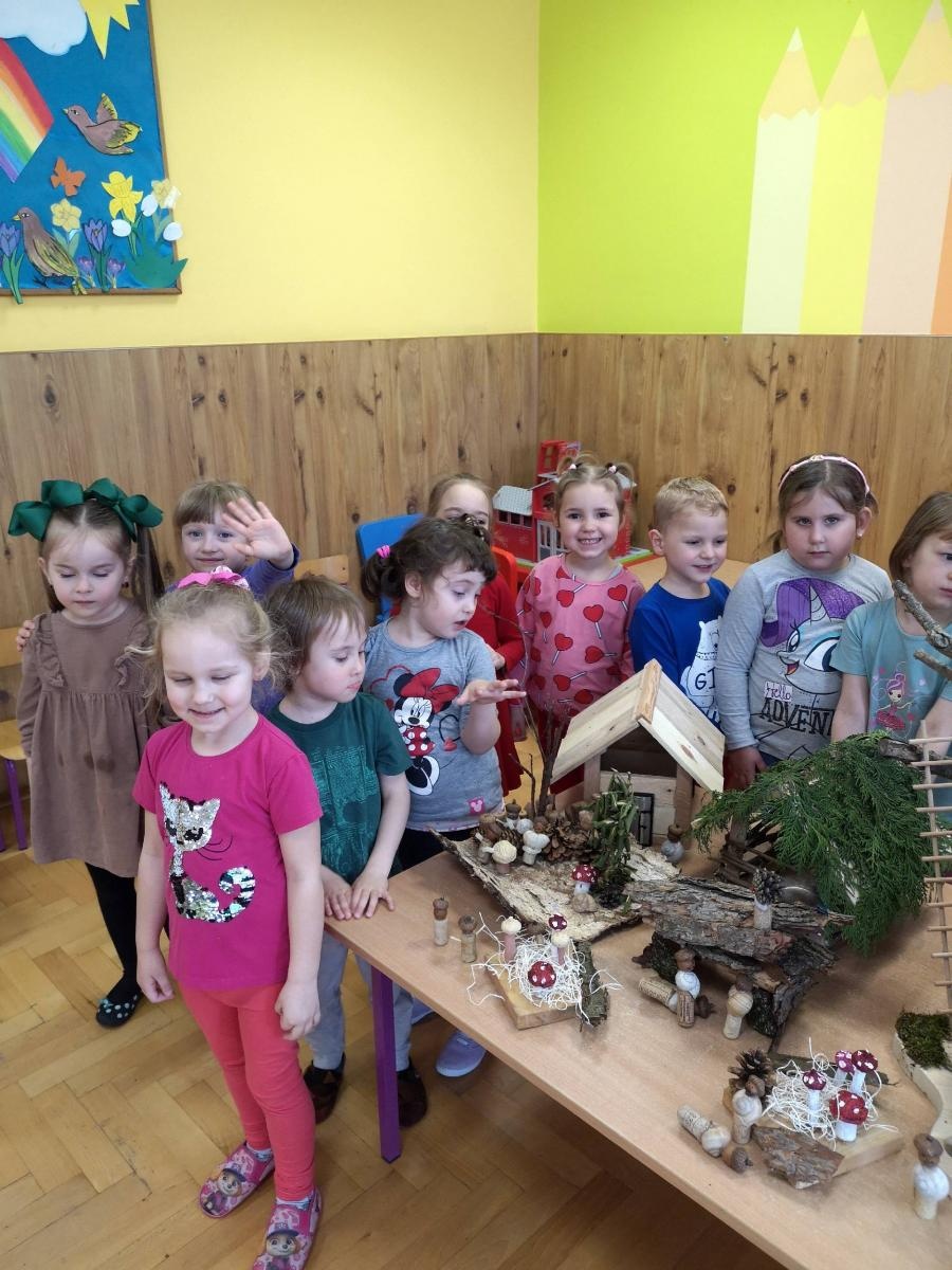 Zdjęcie w galerii na portalu naszraciborz.pl: Przedszkolaki z ul. Jana tworzą magiczną wioskę elfów wiadomości z regionu