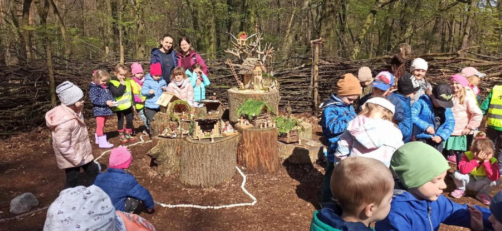 Zdjęcie w galerii na portalu naszraciborz.pl: Przedszkolaki z ul. Jana tworzą magiczną wioskę elfów wiadomości z regionu