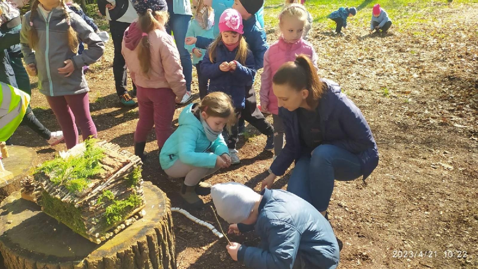Zdjęcie w galerii na portalu naszraciborz.pl: Przedszkolaki z ul. Jana tworzą magiczną wioskę elfów wiadomości z regionu