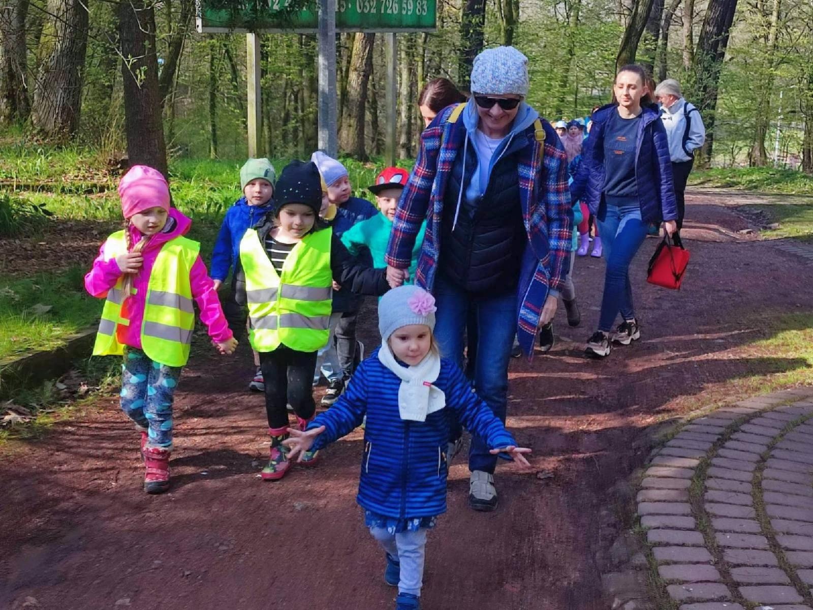Zdjęcie w galerii na portalu naszraciborz.pl: Przedszkolaki z ul. Jana tworzą magiczną wioskę elfów wiadomości z regionu