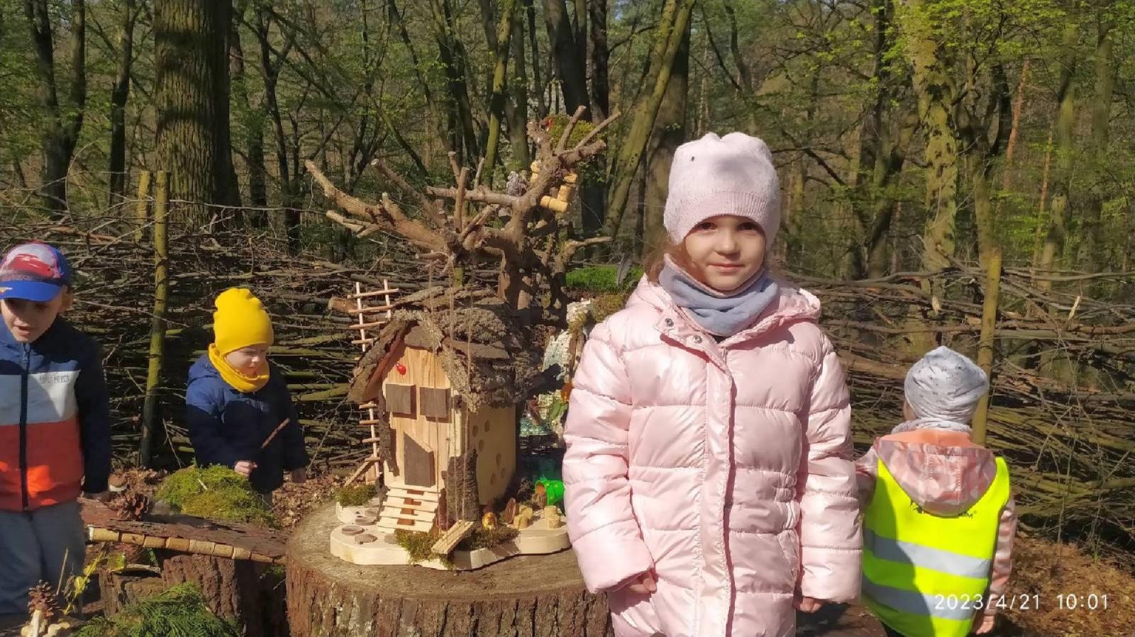Zdjęcie w galerii na portalu naszraciborz.pl: Przedszkolaki z ul. Jana tworzą magiczną wioskę elfów wiadomości z regionu