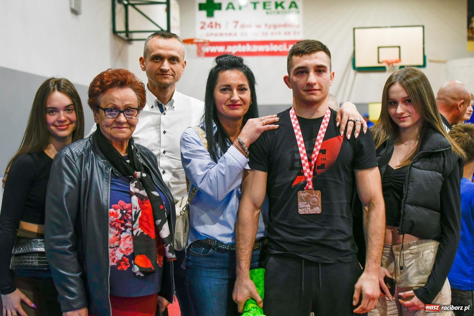 Zdjęcie w galerii na portalu naszraciborz.pl: Czarny wrócił do Raciborza. Owacje przy Staszica [FOTO i WIDEO] wiadomości z regionu