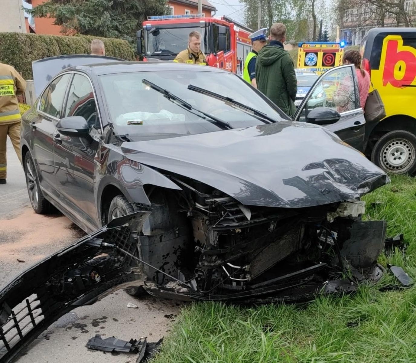 Zdjęcie w galerii na portalu naszraciborz.pl: Zderzenie w Pawłowie. Zawinił kierowca passata [FOTO] wiadomości z regionu