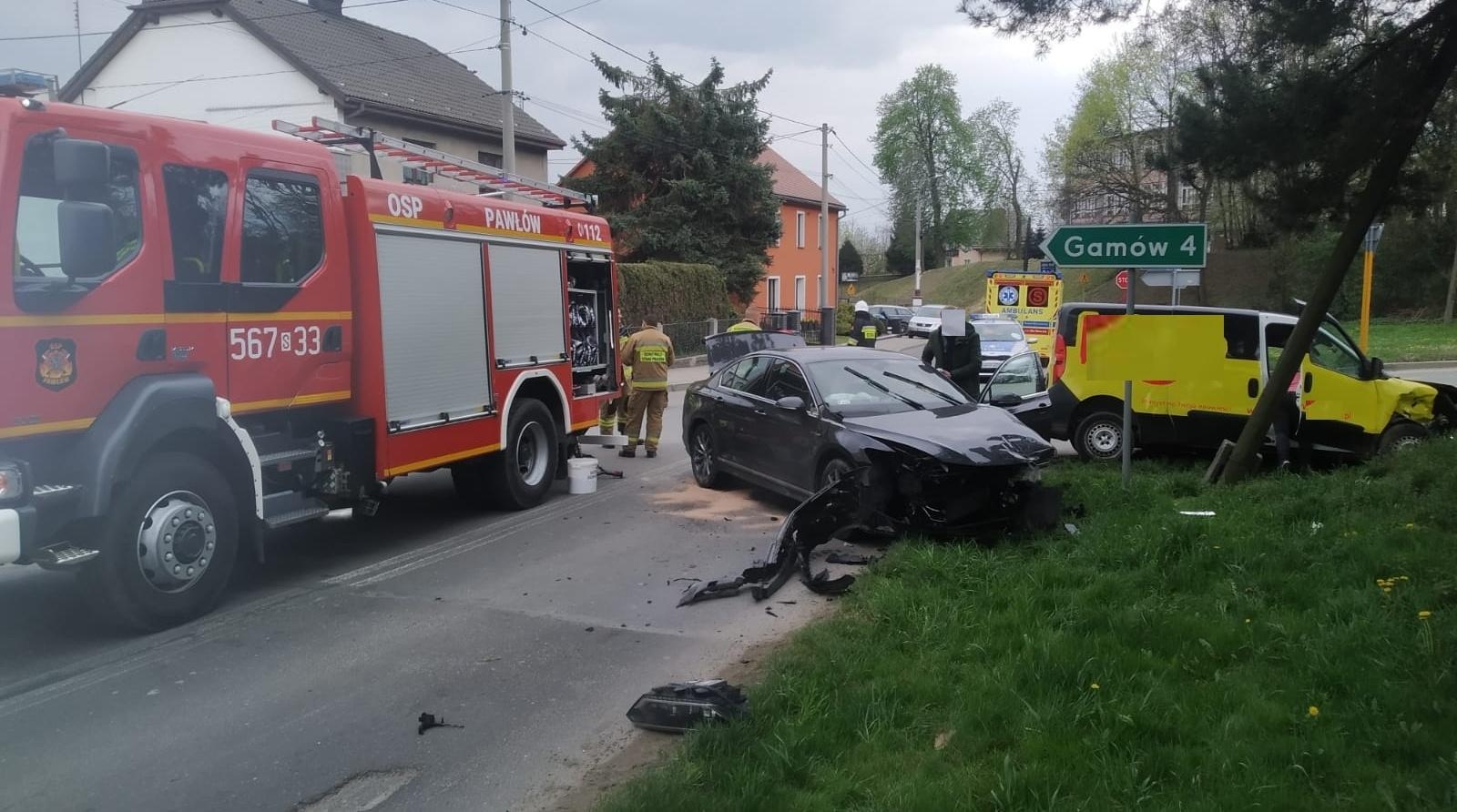 Zdjęcie w galerii na portalu naszraciborz.pl: Zderzenie w Pawłowie. Zawinił kierowca passata [FOTO] wiadomości z regionu