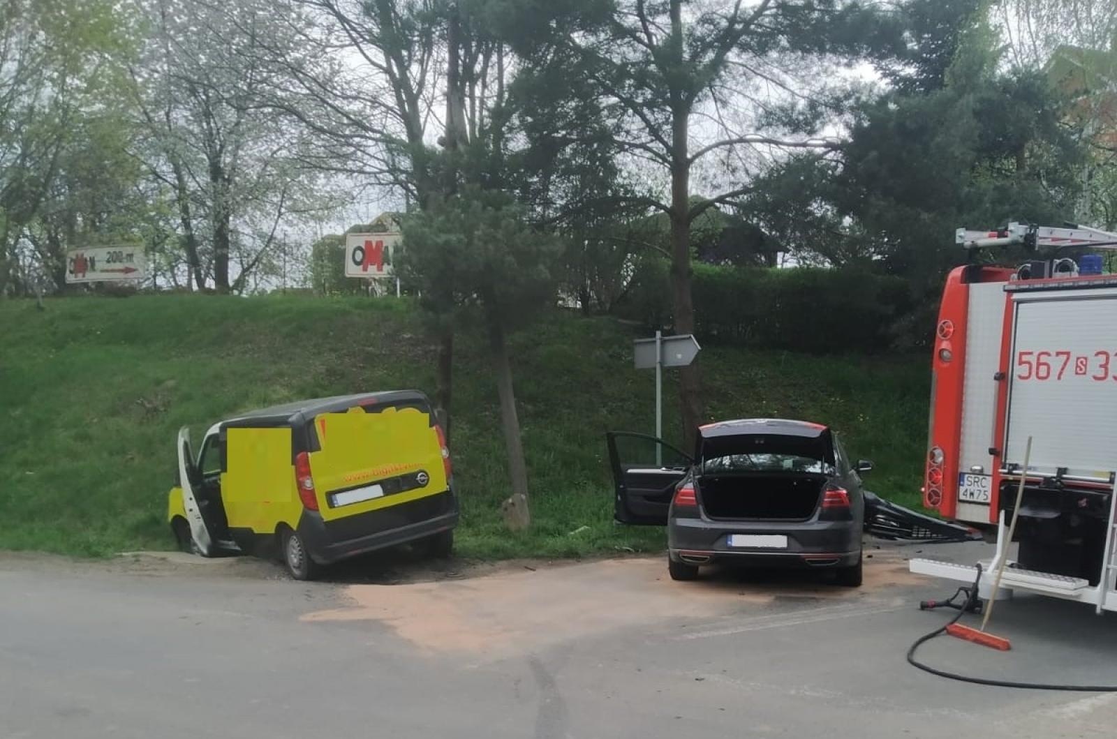 Zdjęcie w galerii na portalu naszraciborz.pl: Zderzenie w Pawłowie. Zawinił kierowca passata [FOTO] wiadomości z regionu