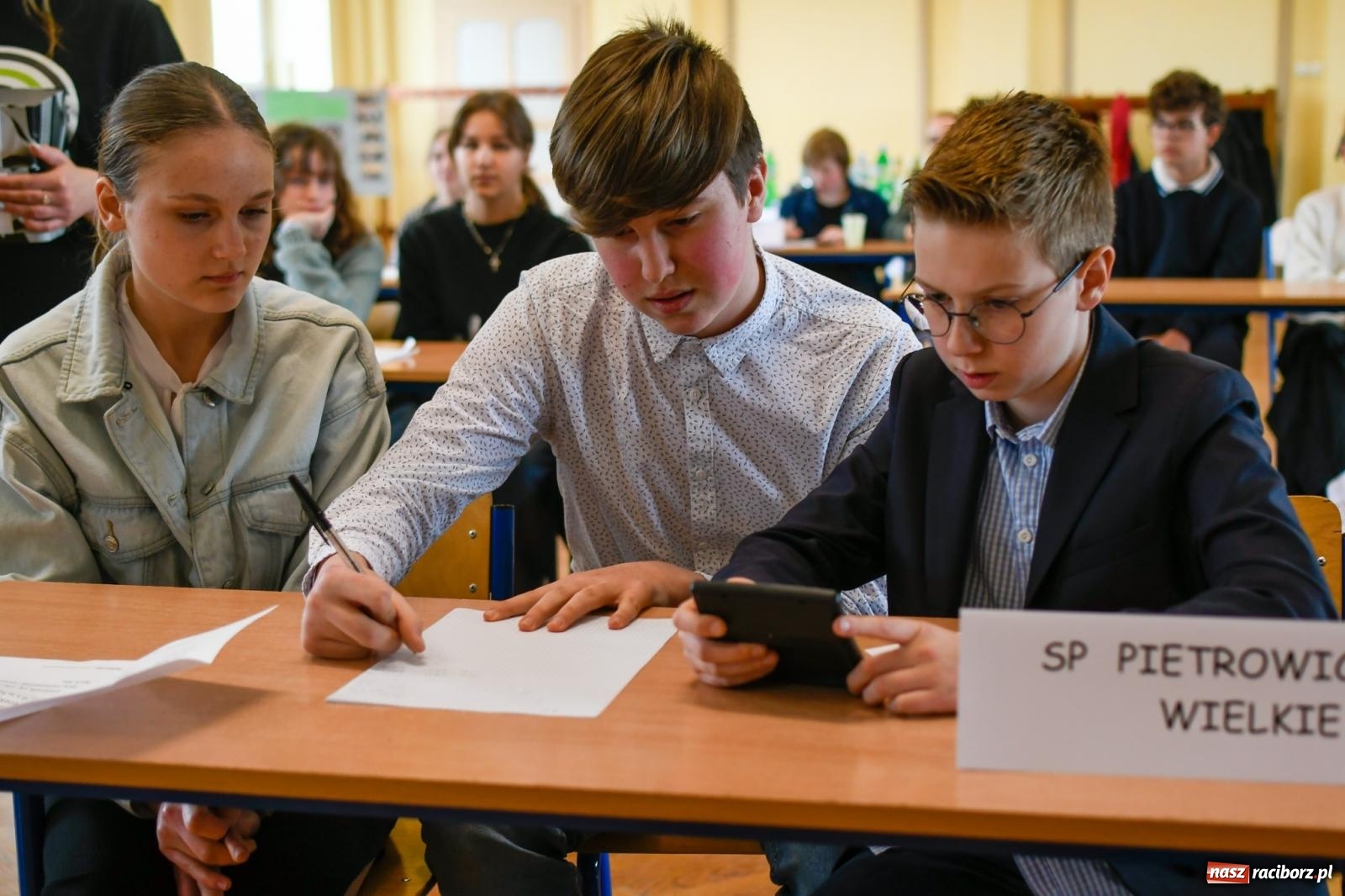 Zdjęcie w galerii na portalu naszraciborz.pl: Ekipa z Pietrowic Wielkich najlepsza w powiatowym konkursie wiedzy ekonomicznej wiadomości z regionu