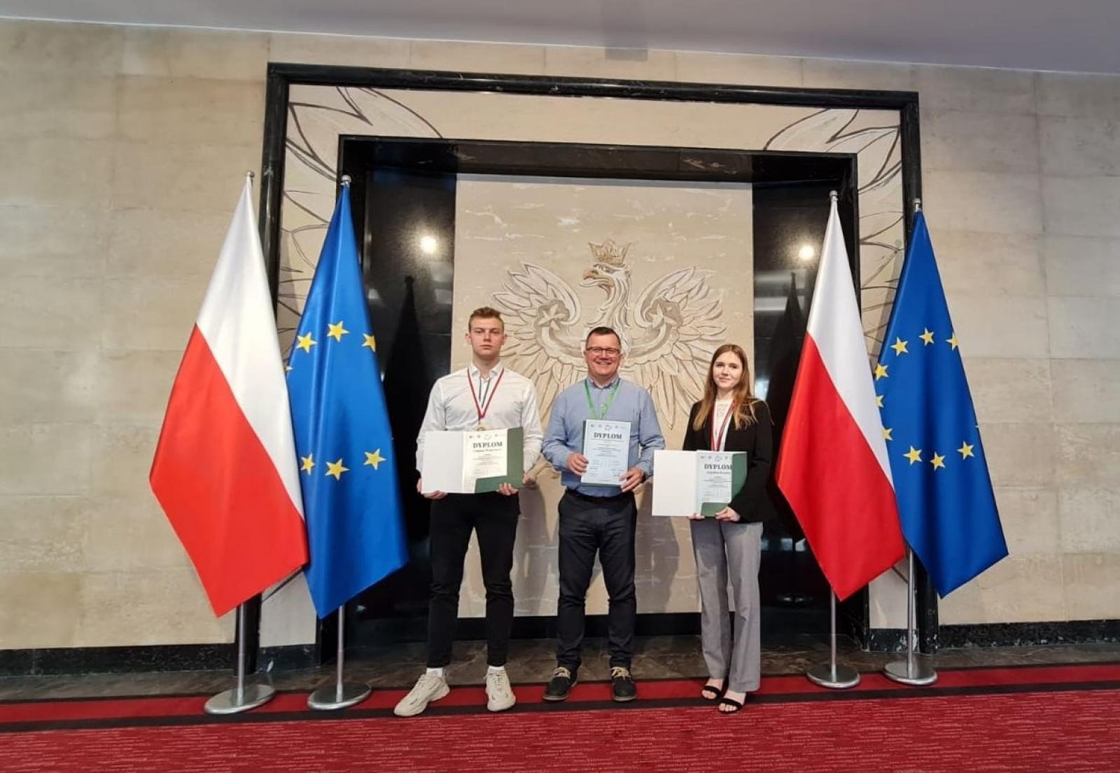 Zdjęcie w galerii na portalu naszraciborz.pl: Tomasz Wiatrowicz i Angelika Ryszka z CKZiU nr 1 w Raciborzu zostali laureatami OWiUB wiadomości z regionu