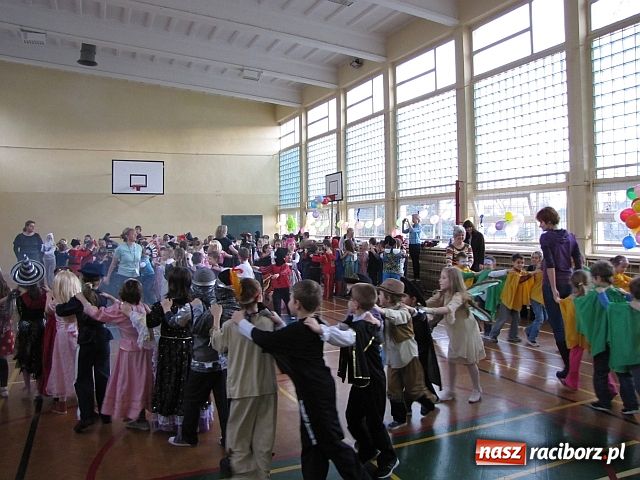 Zdjęcie w galerii na portalu naszraciborz.pl: Karnawał w SP 15 wiadomości z regionu