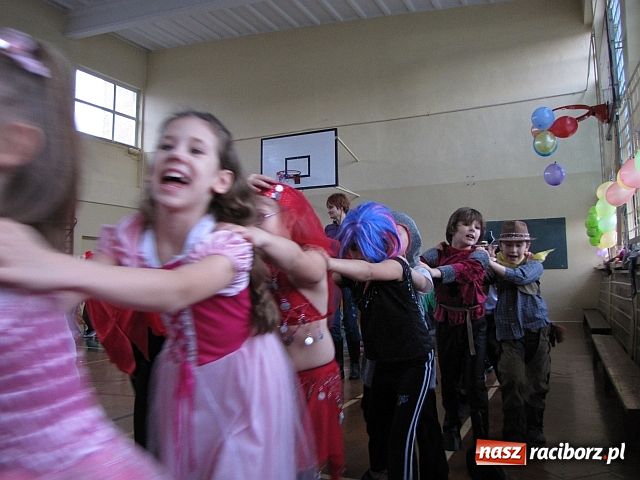 Zdjęcie w galerii na portalu naszraciborz.pl: Karnawał w SP 15 wiadomości z regionu