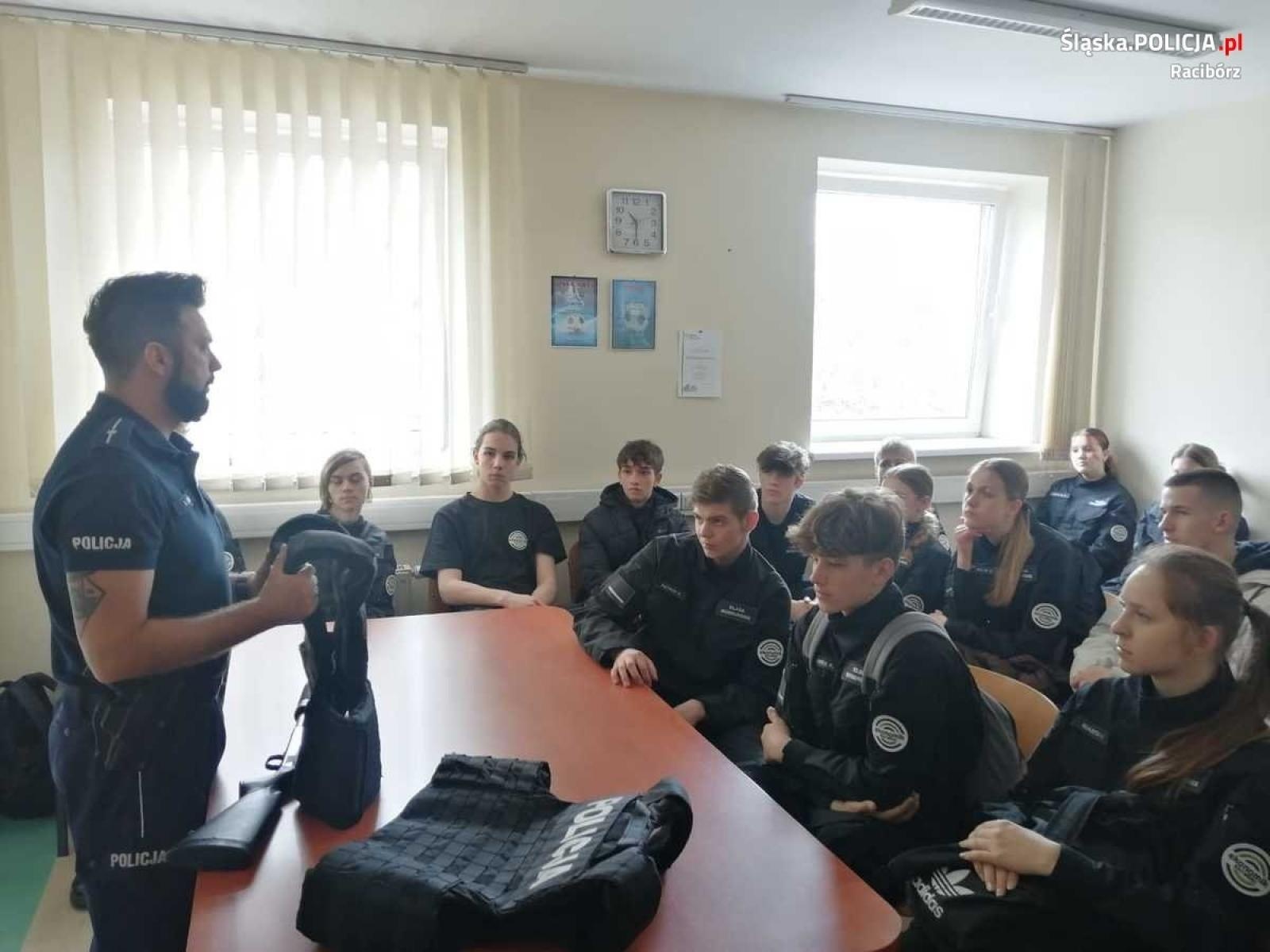 Zdjęcie w galerii na portalu naszraciborz.pl: Mundurowi z Ekonomika stawili się na komendzie wiadomości z regionu
