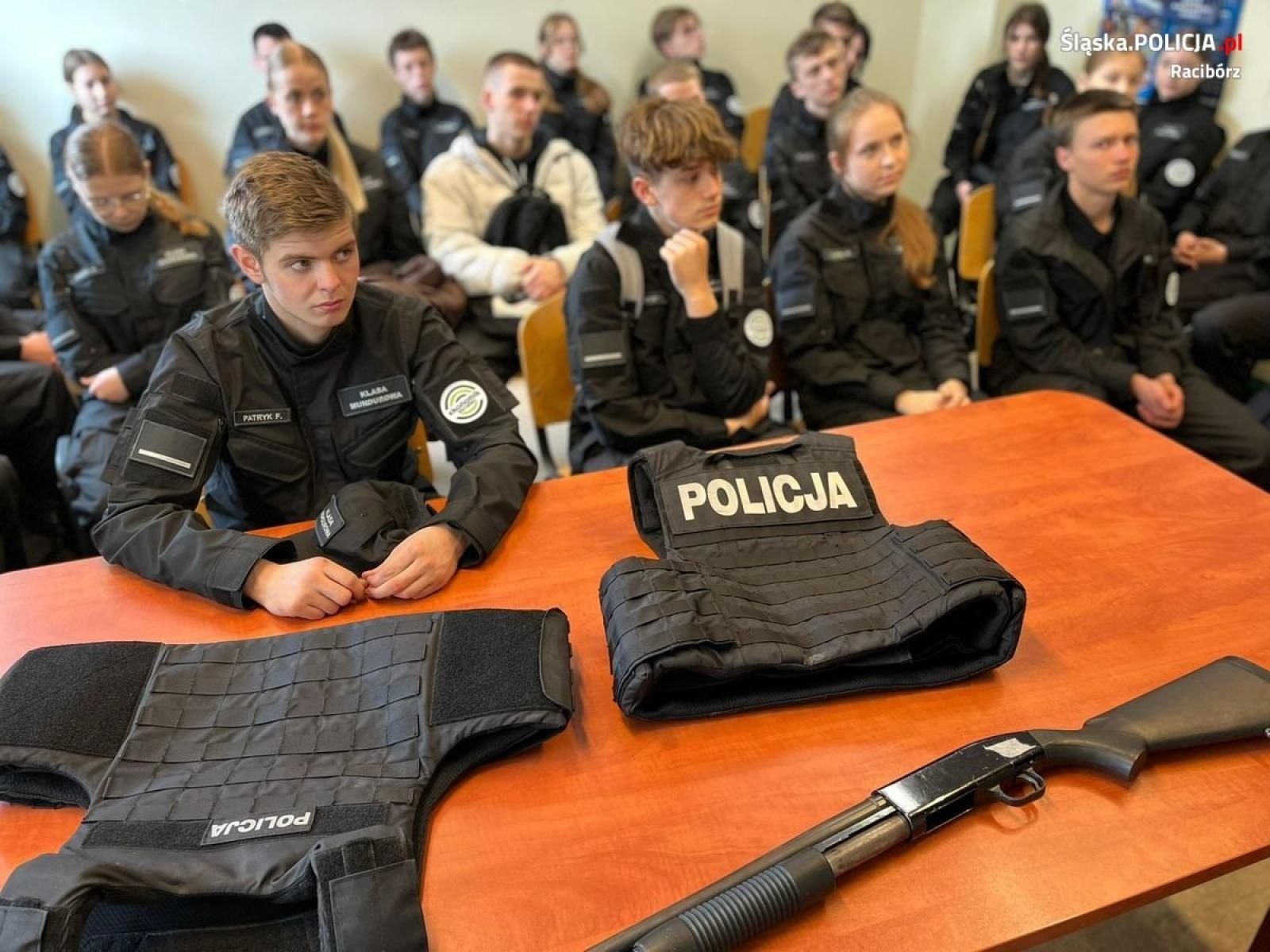 Zdjęcie w galerii na portalu naszraciborz.pl: Mundurowi z Ekonomika stawili się na komendzie wiadomości z regionu